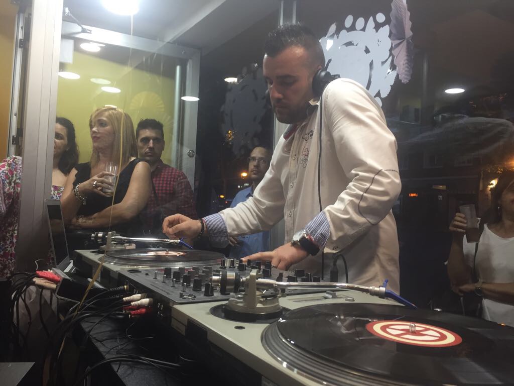 SAC Producer en cabina con vinilos